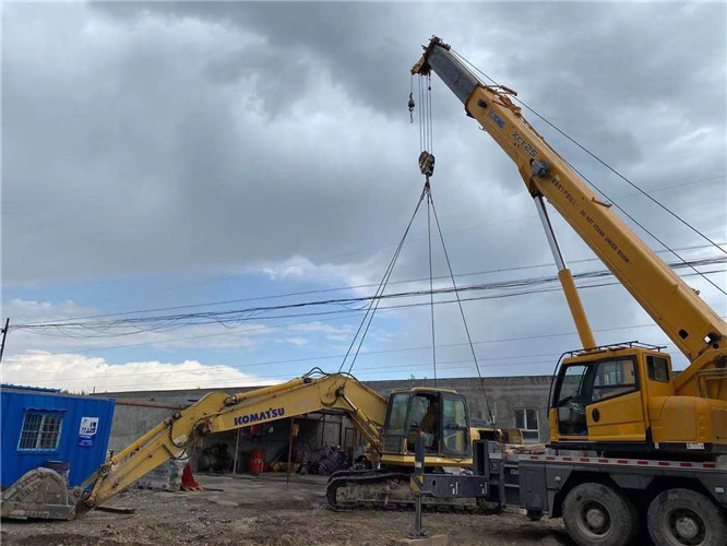 新兴县25吨吊车的工作半径是多少？