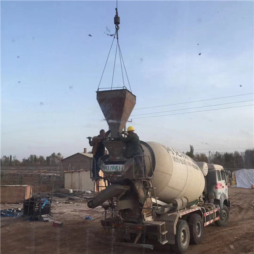 新兴县“精准瞄准”—— 吊车的 “定位导航” 技术