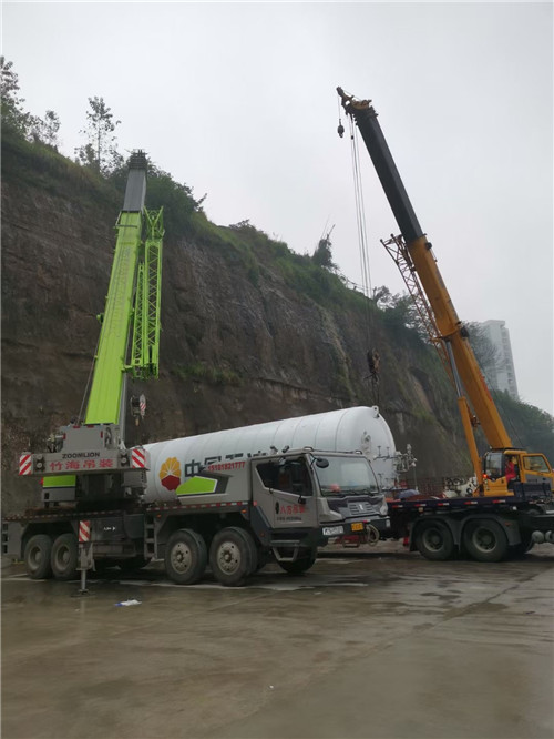 新兴县“不怕风雨冻”—— 吊车的 “恶劣环境适应” 技术